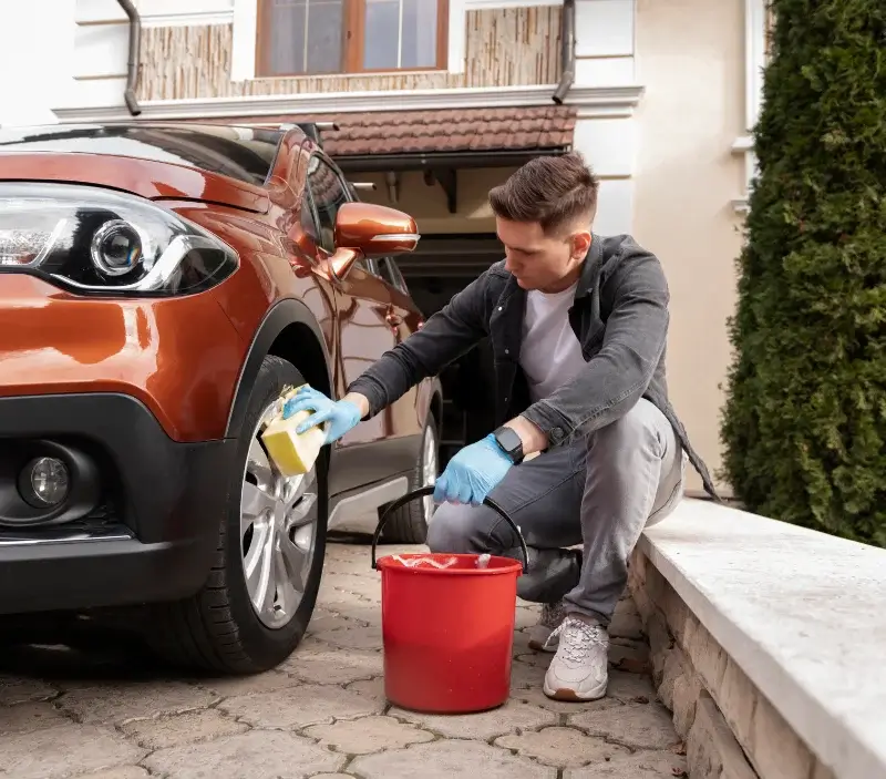 Lavage auto à domicile Dame-Marie-les-Bois : professionnel intervenant sur un véhicule